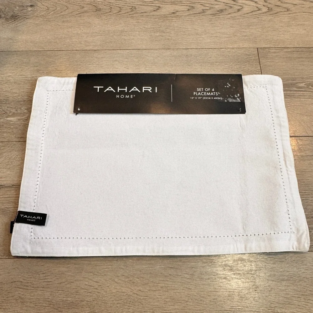 Tahari Home Set of 4 Placemats Light Gray Metallic Dining Table Decor 13 x 19 in